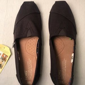 Toms Women Classic Black on Black Canvas Shoe